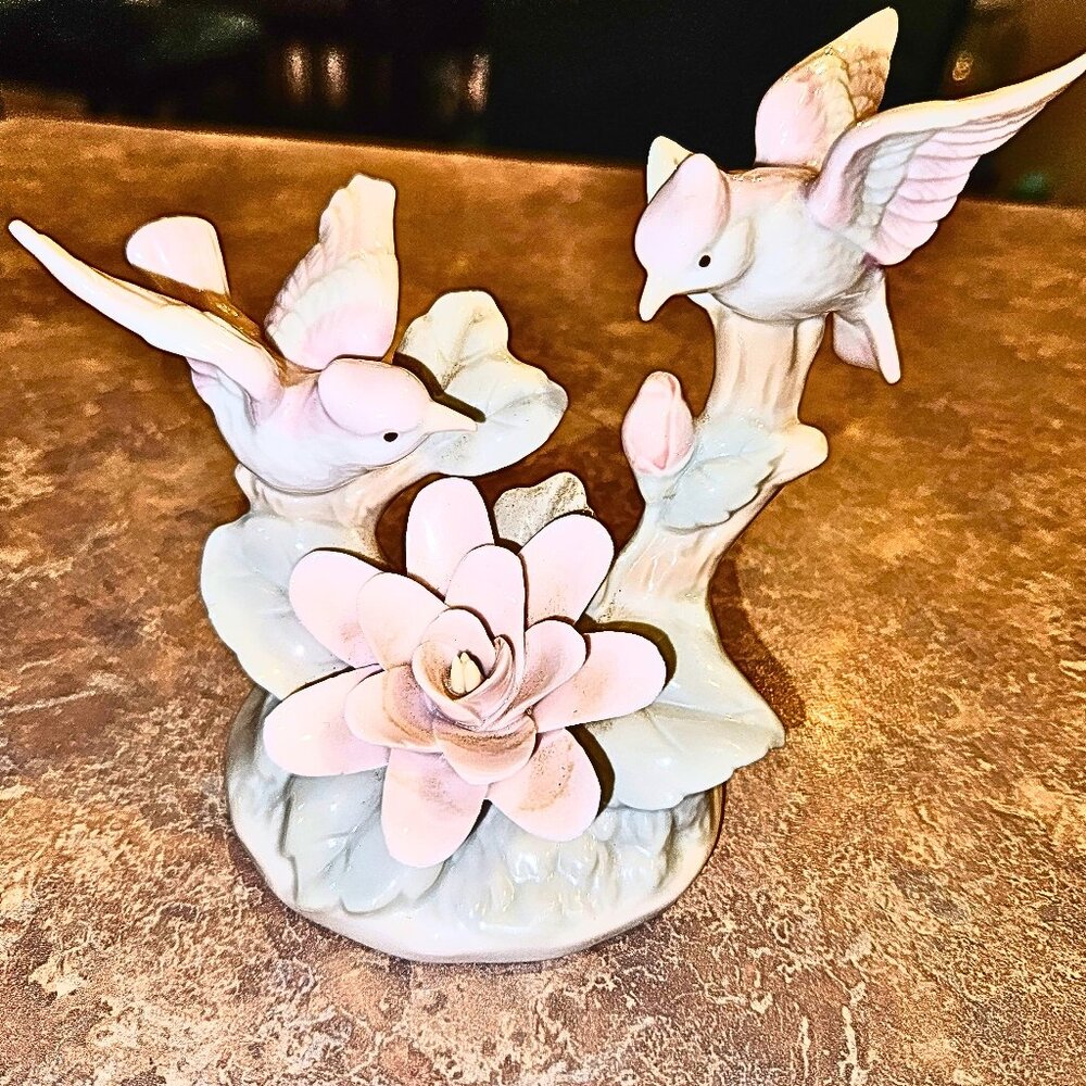 Vintage 1985 Royal Crown Porcelain Bird Sculpture / Statue